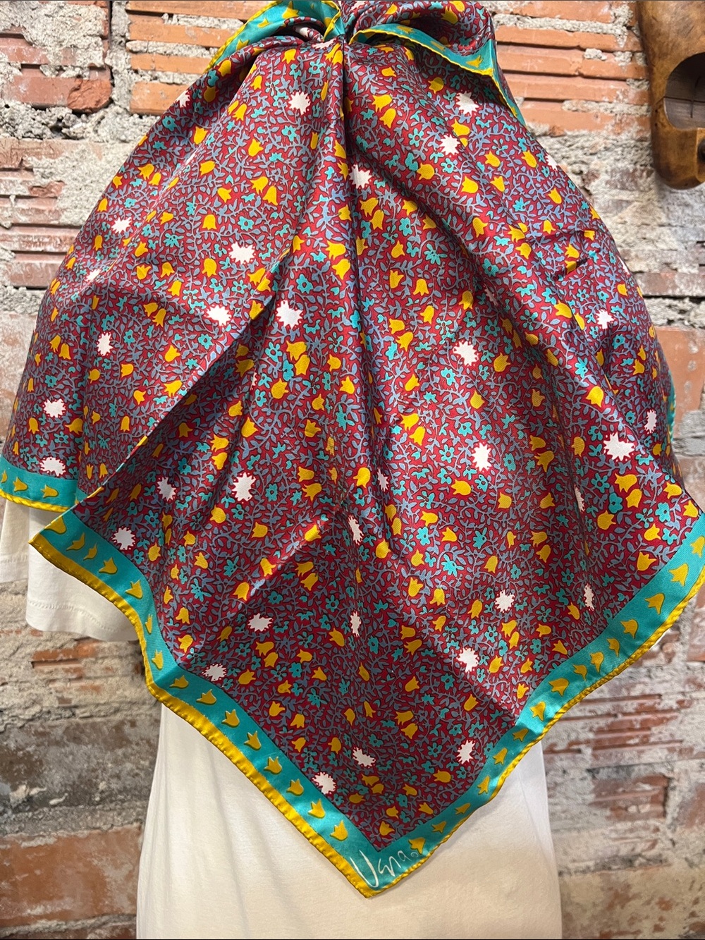 Vintage Vera Neumann Floral Patterned Silk Scarf 
rayon silk blend 25“ square